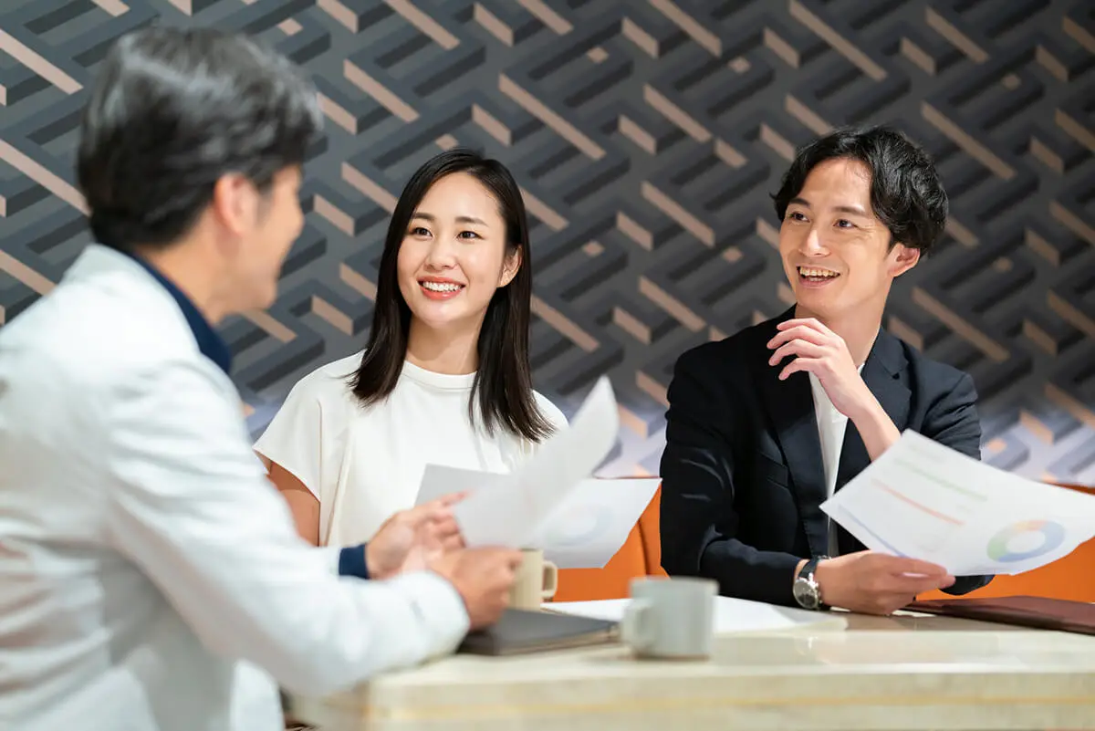 男性と女性が笑顔で会話している様子