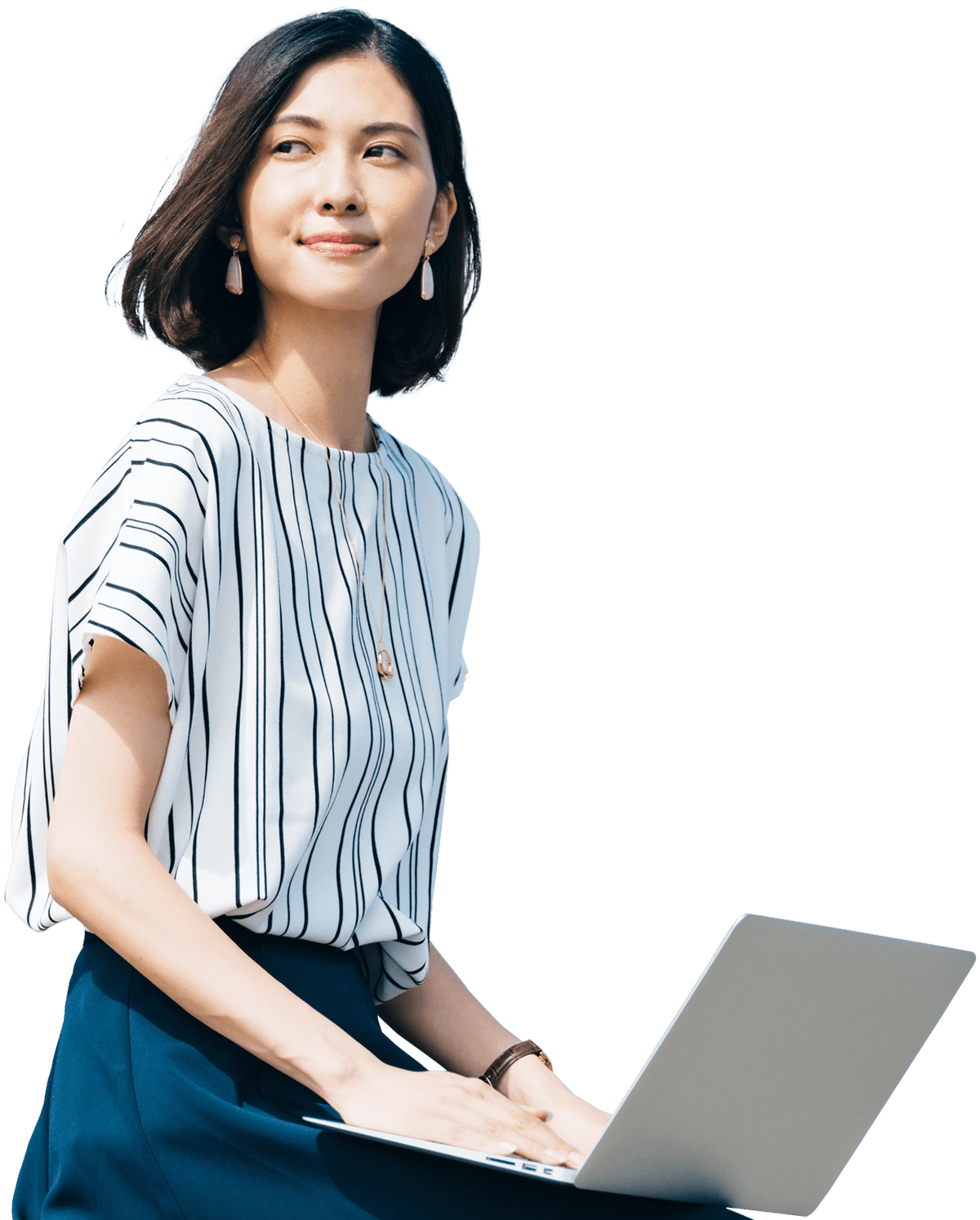 PCを膝の上で開いている女性