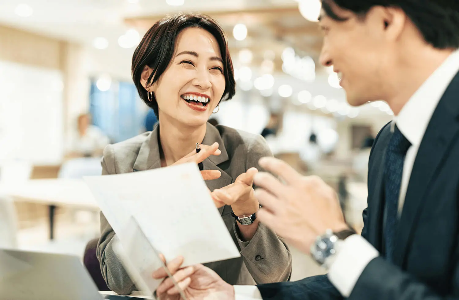 男性と女性が笑顔で会話している様子